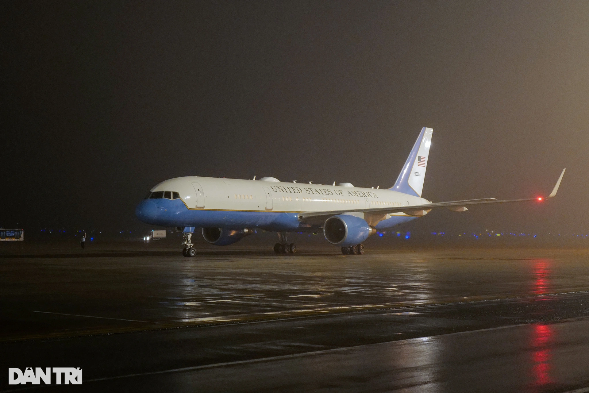 Chuyên cơ Air Force 2 hạ cánh tại Nội Bài đưa Ngoại trưởng Mỹ tới Hà Nội - 1