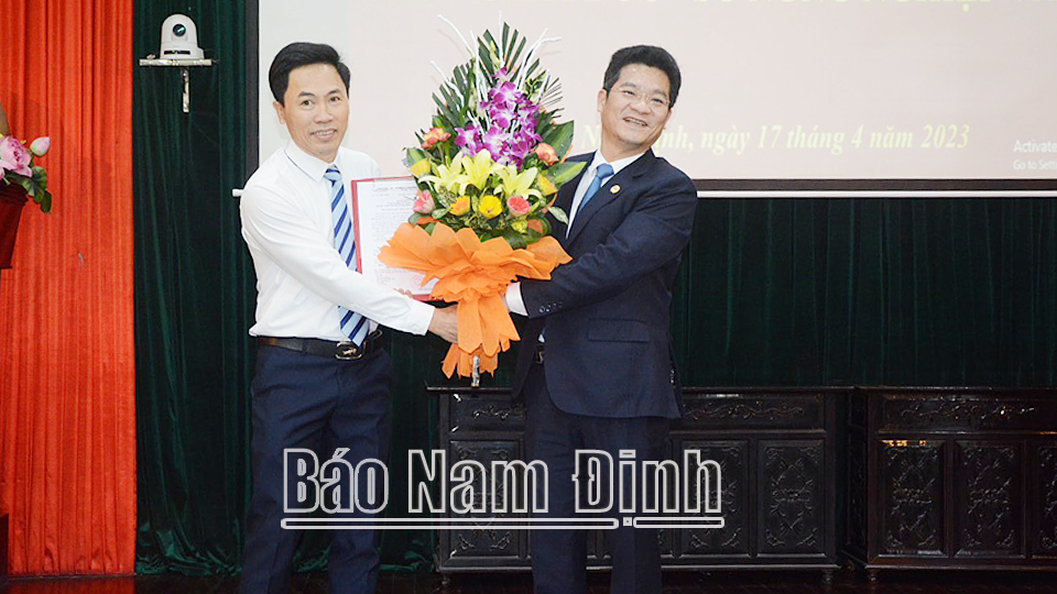 Đồng chí Trần Anh Dũng, Ủy viên Ban TVTU, Phó Chủ tịch Thường trực UBND tỉnh trao quyết định và tặng hoa chức mừng tân Phó Giám đốc Sở NN và PTNT.