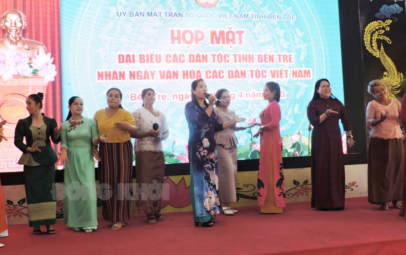 Tiết mục văn nghệ của đại biểu các dân tộc và lãnh đạo Ủy ban MTTQ Việt Nam tỉnh.