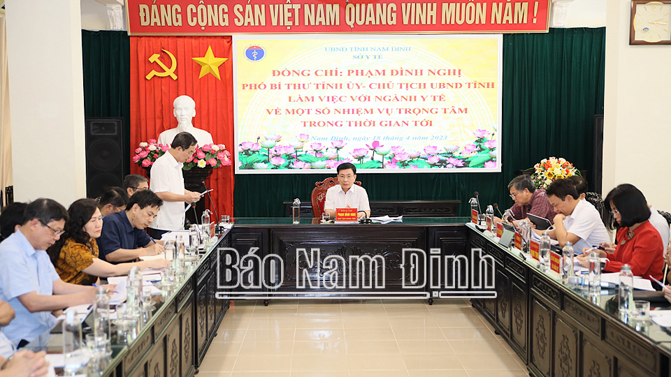 Quang cảnh buổi làm việc.