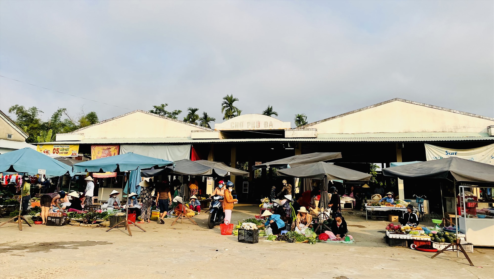 Chợ Phú Đa (xã Duy Thu, Duy Xuyên) một sáng cuối tuần. Ảnh: TÂM LÊ