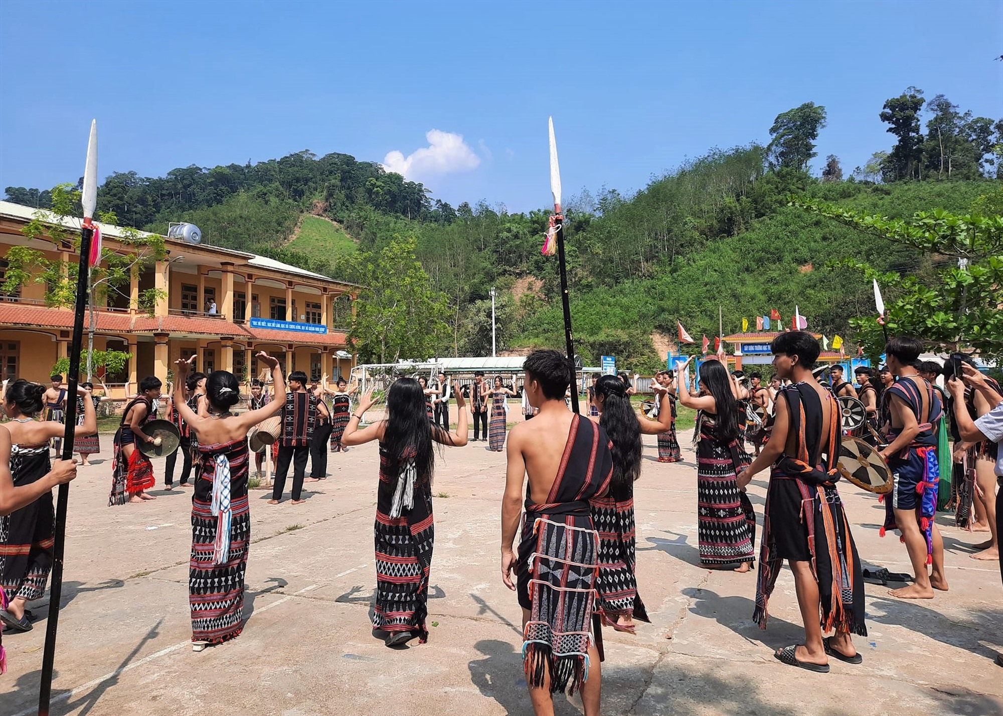 Học sinh trải nghiệm trình diễn múa tân tung - da dá truyền thống của đồng bào Cơ Tu. Ảnh: A.N