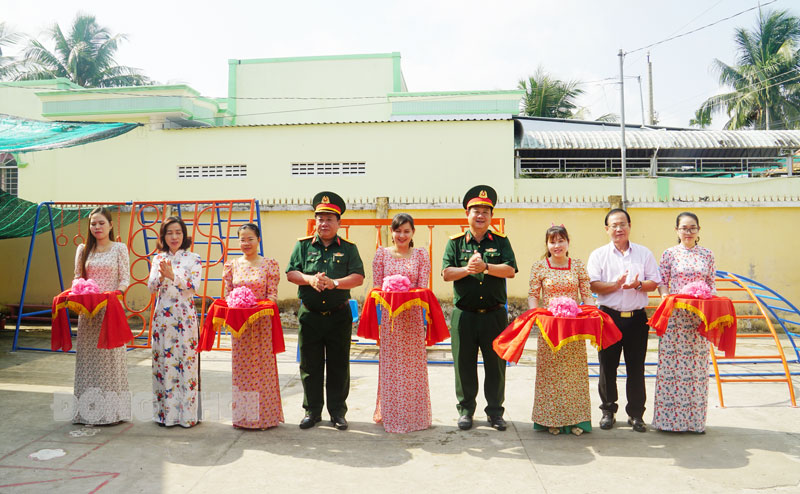 Đại biểu cắt băng khánh thành khu vui chơi thiếu nhi.