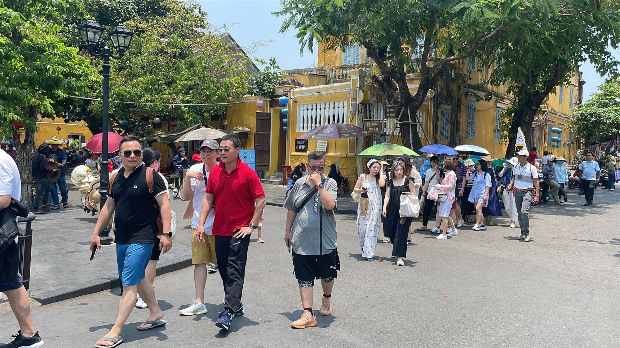 Đoàn Famtour khảo sát tại Khu phố cổ Hội An. Ảnh: Q.T