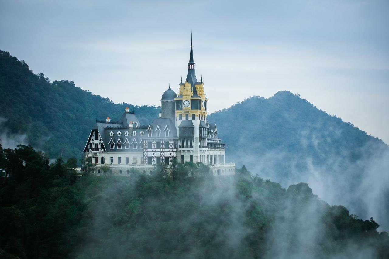 Lâu đài cổ tích giữa biển mây bồng bềnh ở Tam Đảo. Ảnh: Fb Lâu đài Tam Đảo - Château De Tamdao.