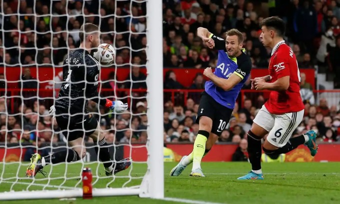 Thủ môn De Gea vô hiệu hóa một cú dứt điểm của Harry Kane trong trận Man Utd thắng Tottenham 2-0 trên sân Old Trafford ngày 20/10/2022 ở lượt đi Ngoại hạng Anh mùa này. Ảnh: Reuters