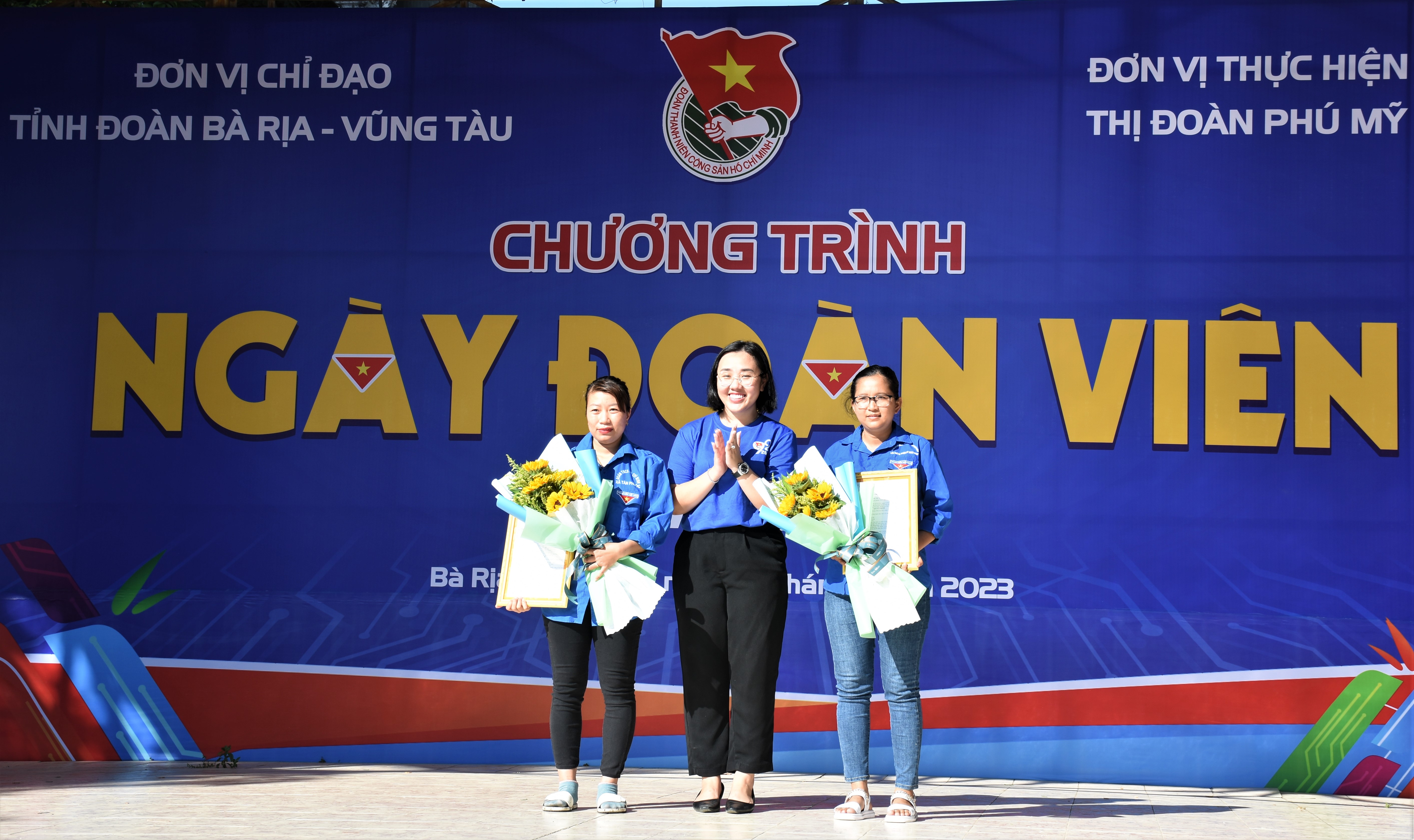 Chị Nguyễn Thị Tuyết Kha, Bí thư Thị Đoàn Phú Mỹ trao quyết định  thành lập Chi Đoàn-Chi Hội nhà trọ Hai Lánh tại phường Tân Phước.