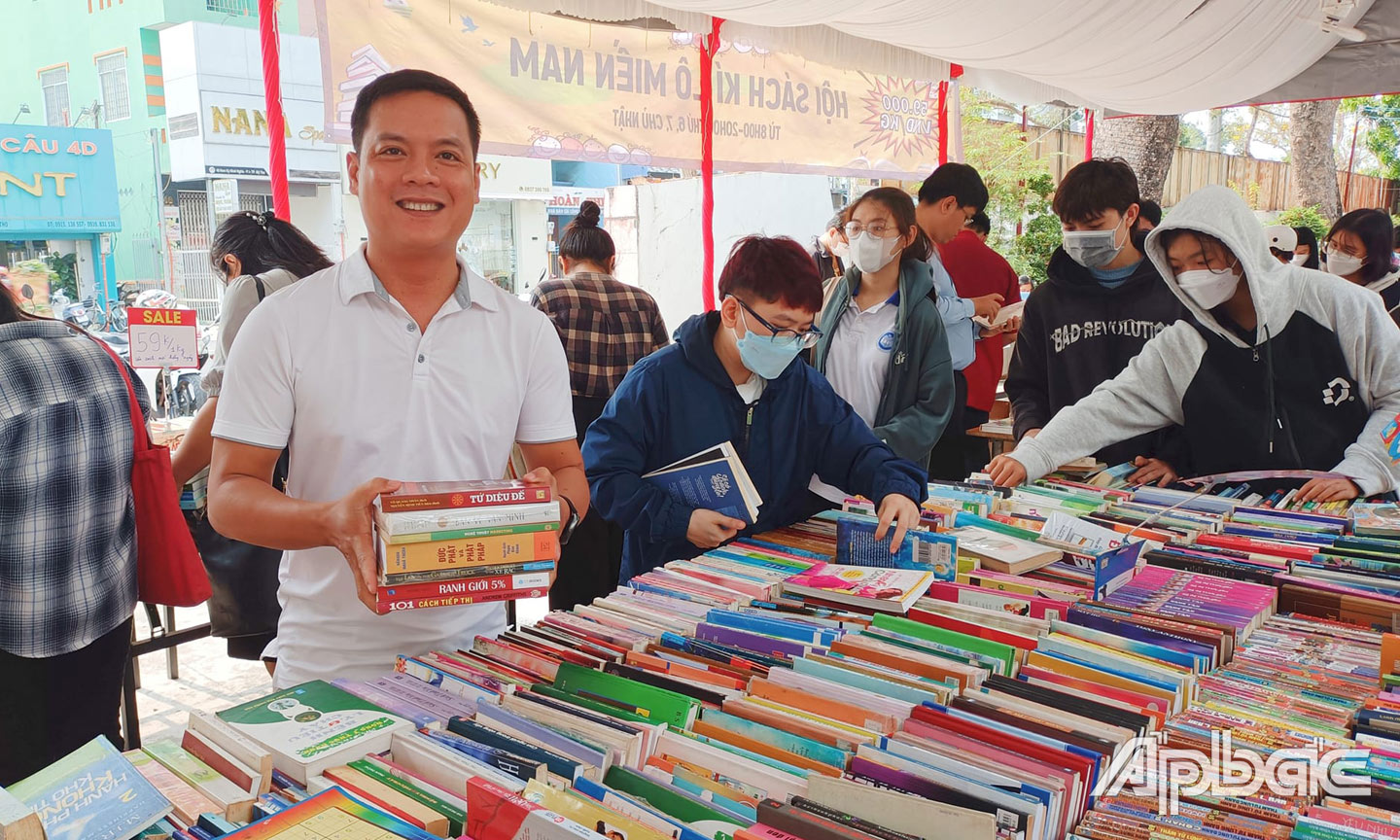 Vừa qua, tại Trung tâm Văn hóa - Nghệ thuật tỉnh Tiền Giang đã tổ chức “Hội sách kí lô miền Nam” thu hút nhiều bạn đọc đến tham quan và mua sách.  Ảnh: Duy Nhựt