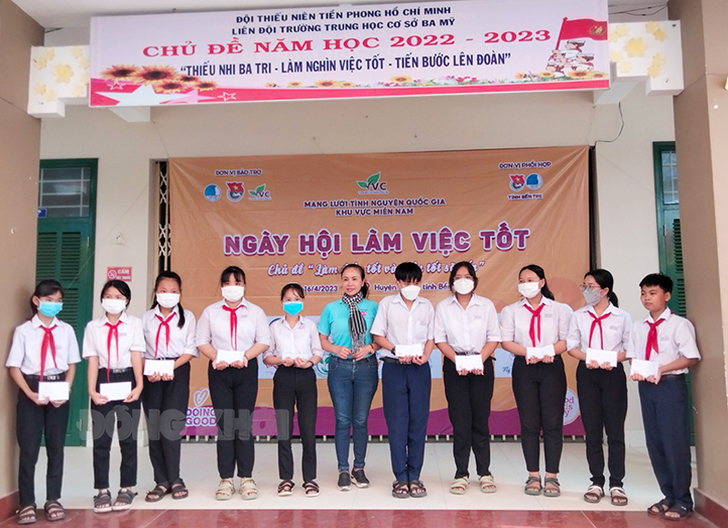 Trao học bổng cho học sinh.