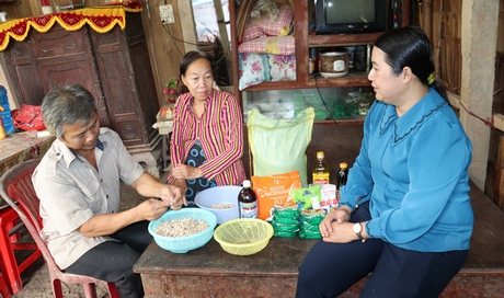 Chị Quyên thường xuyên đến thăm hỏi, động viên tinh thần các hoàn cảnh khó khăn ở địa phương.