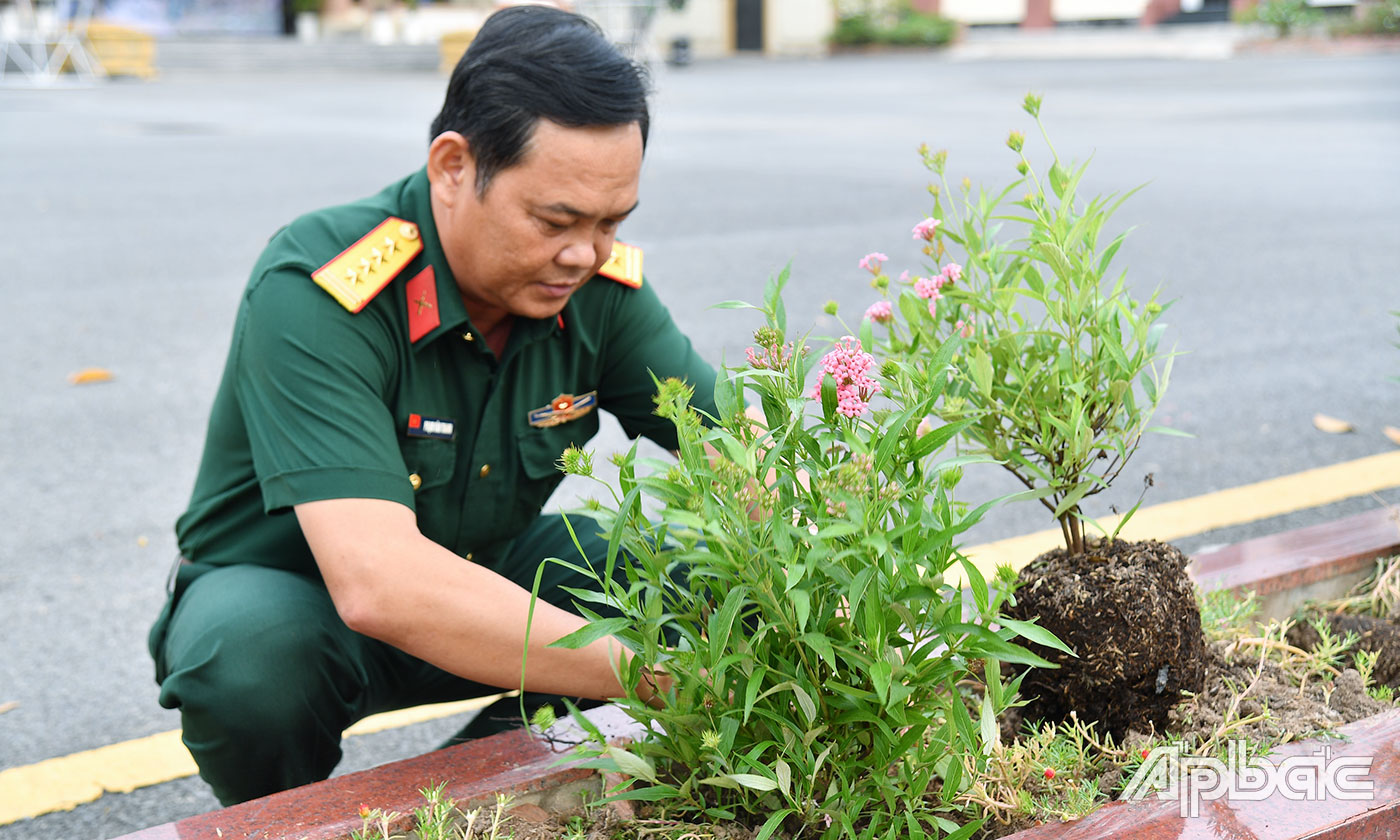 Đại tá Phạm Văn Thanh, Chỉ huy trưởng Bộ CHQS tỉnh Tiền Giang trồng cây liễu hồng.