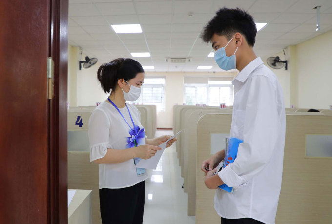 Thí sinh chuẩn bị vào phòng thi đánh giá năng lực, tháng 6/2021. . Ảnh:VNU