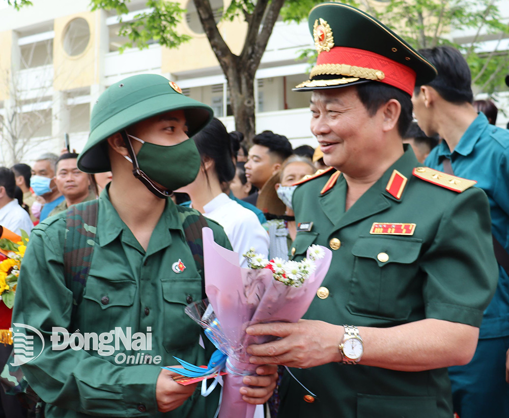 Trung tướng Trần Hoài Trung, Bí thư Đảng ủy, Chính ủy Quân khu 7 động viên thanh niên H.Vĩnh Cửu tình nguyện nhập ngũ năm 2023