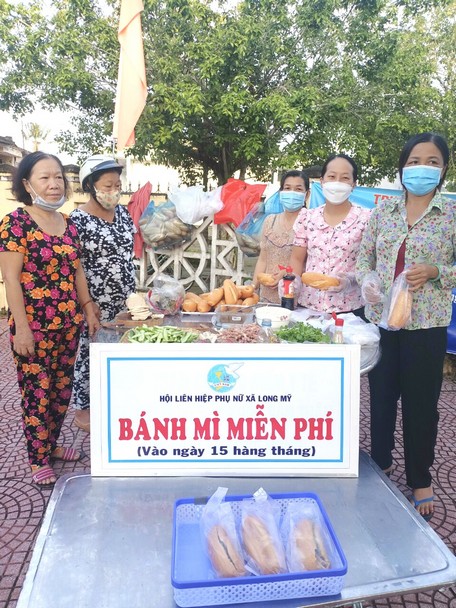 Mô hình “Tặng bánh mì 0 đồng” của Hội LHPN xã Long Mỹ.