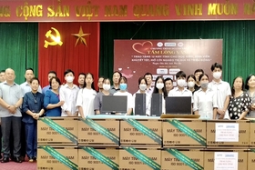 Tặng 12 máy tính cho học sinh, sinh viên khuyết tật, mồ côi