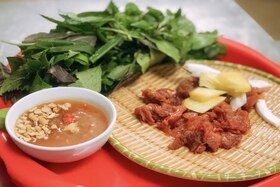 Sứa đỏ chấm bỗng - đặc sản đầu hè ở Hải Phòng