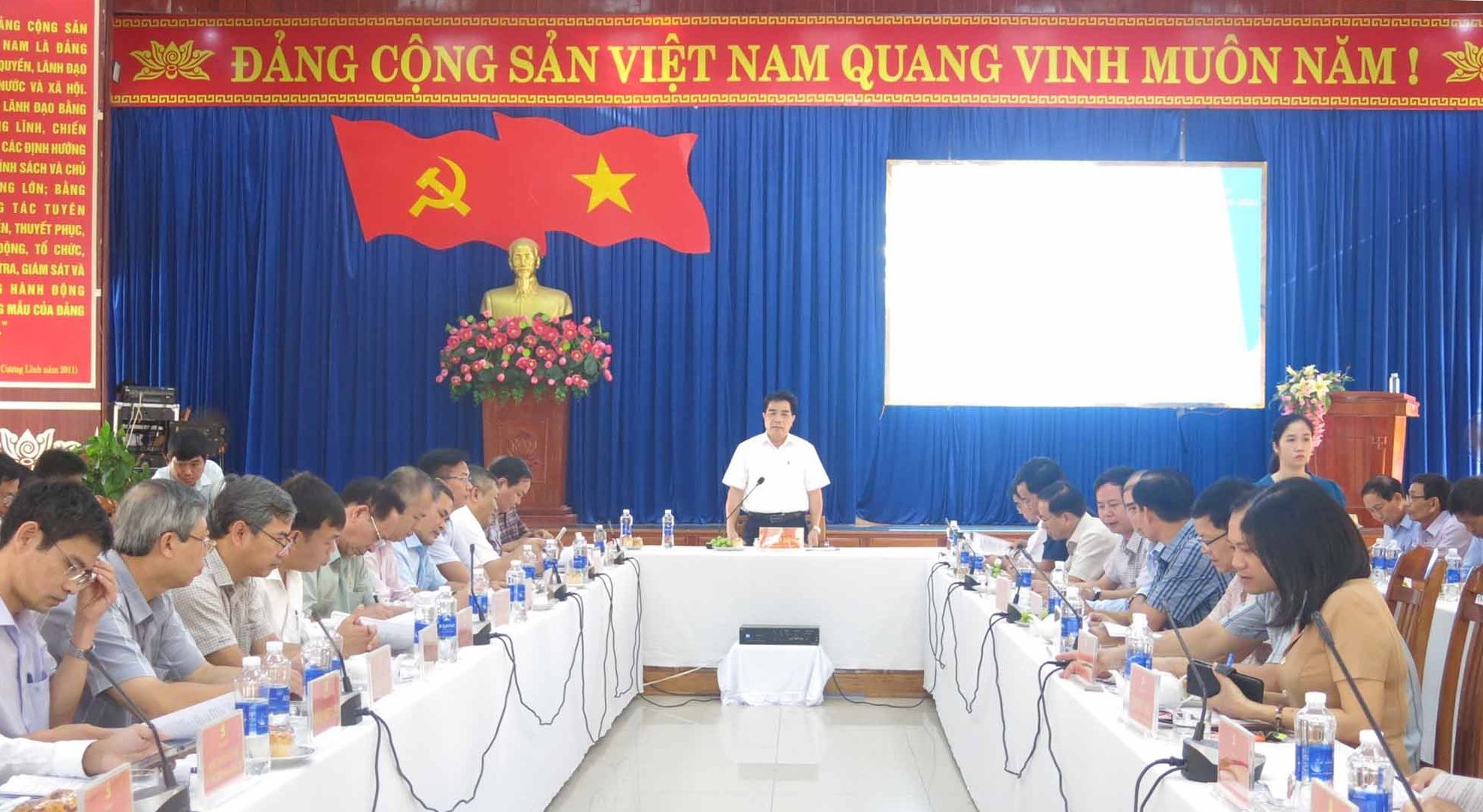 Phó bí thư Thường trực Tỉnh ủy Lê Văn Dũng chủ trì cuộc họp Ảnh TD