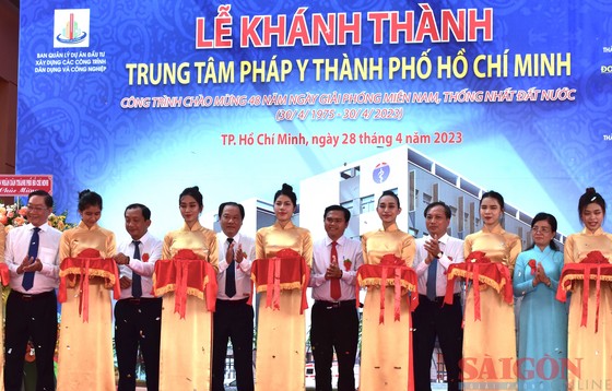 Lãnh đạo Sở Y tế, Ban VH-HĐND TPHCM và các đại biểu cắt băng khánh thành Trung tâm Pháp y TPHCM