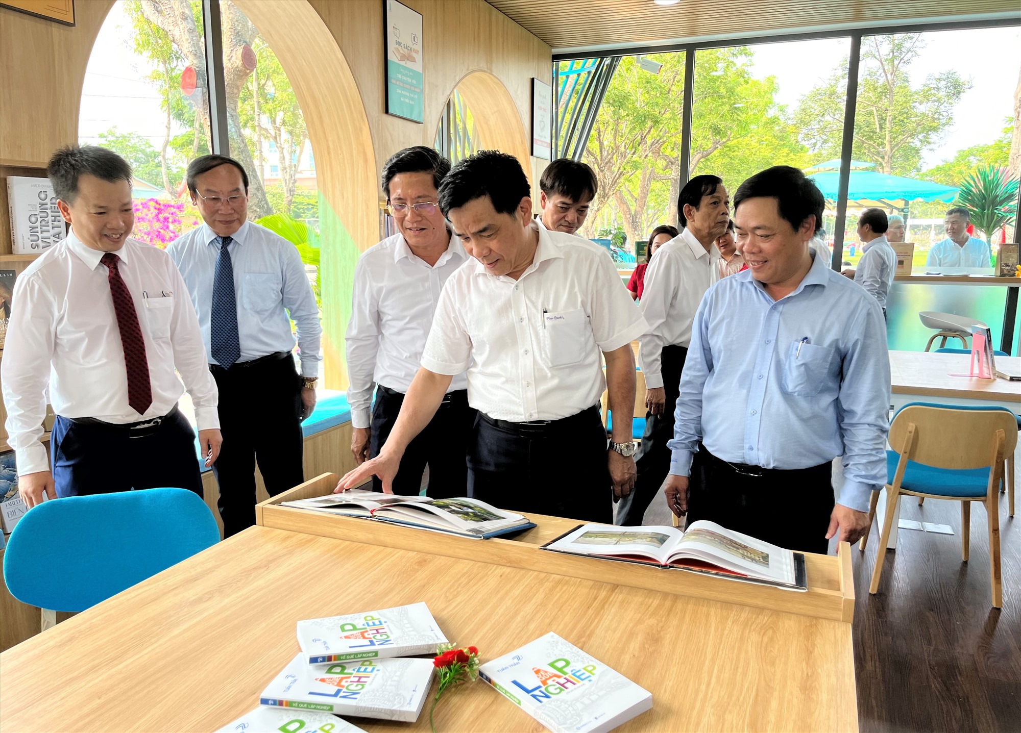 Standing Deputy Secretary of the Provincial Party Committee Le Van Dung and provincial leaders visited the digital library. Photo: X.P