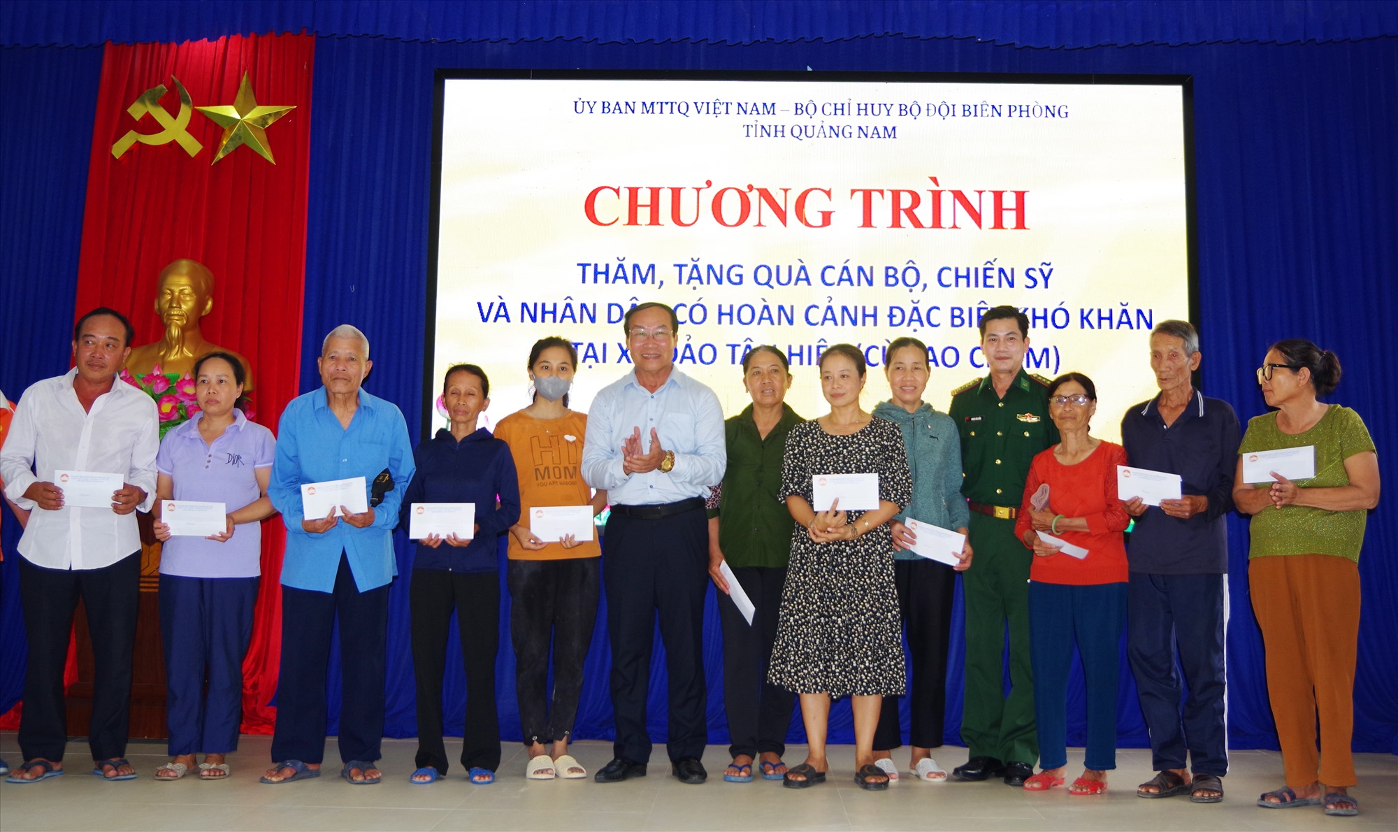 Ông Võ Xuân Ca - Chủ tịch UBMTTQVN tỉnh và Đại tá Hoàng Văn Mẫn - Chính ủy BĐBP tỉnh tặng quà người dân xã đảo Tân Hiệp. Ảnh: VĂN BẰNG