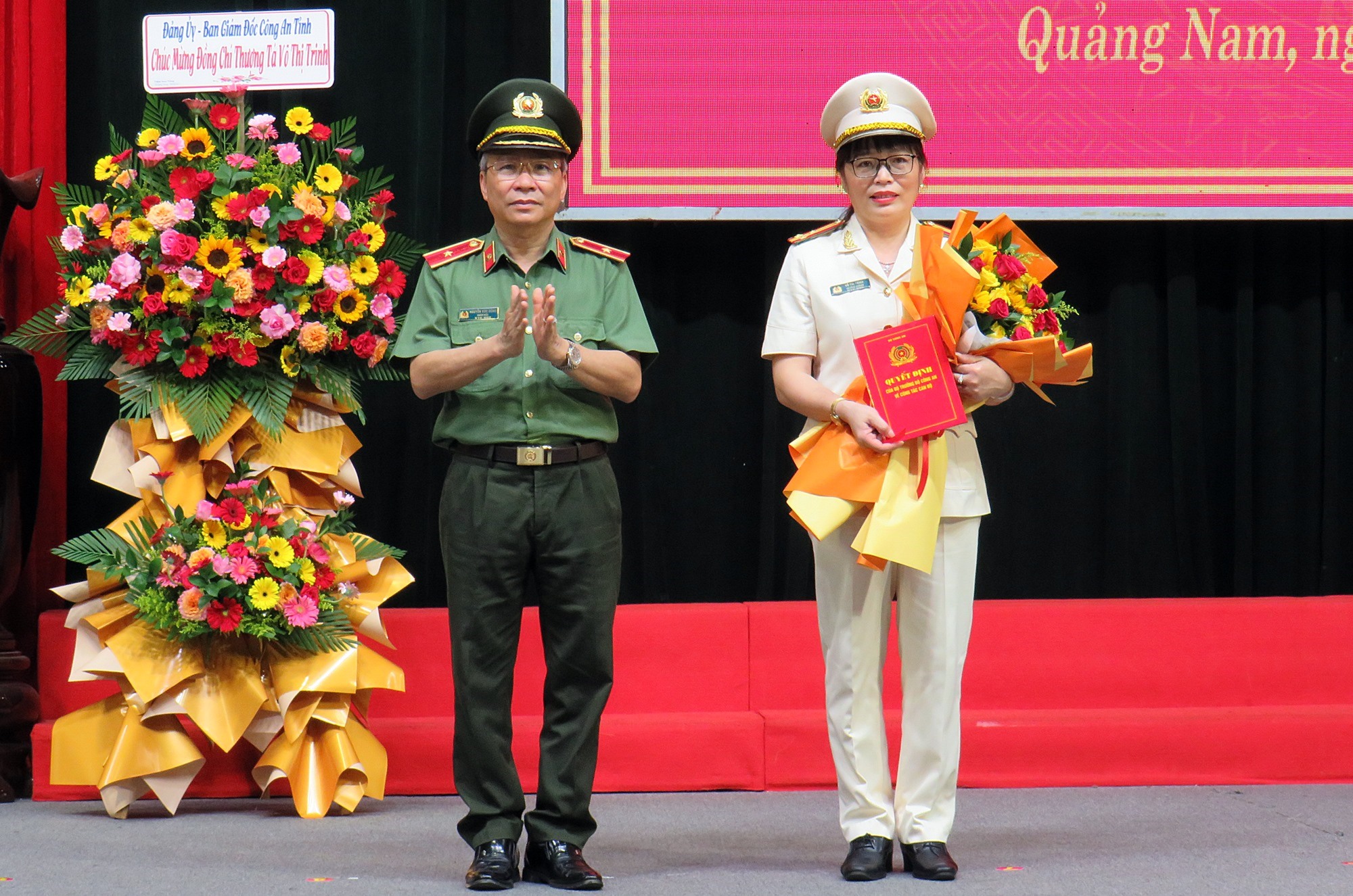 Thiếu tướng Nguyễn Đức Dũng - Giám đốc Công an tỉnh trao quyết định bổ nhiệm Thượng tá Võ Thị Trinh giữ chức Phó Giám đốc Công an tỉnh. Ảnh: P.V