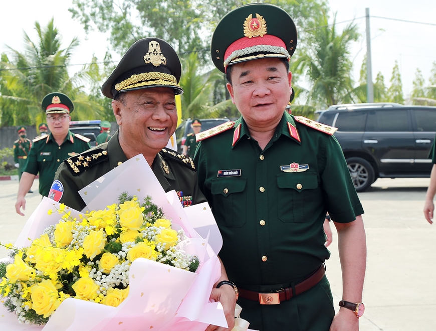 Thượng tướng Hoàng Xuân Chiến chào mừng Đại tướng Neang Phat tham dự đối thoại.