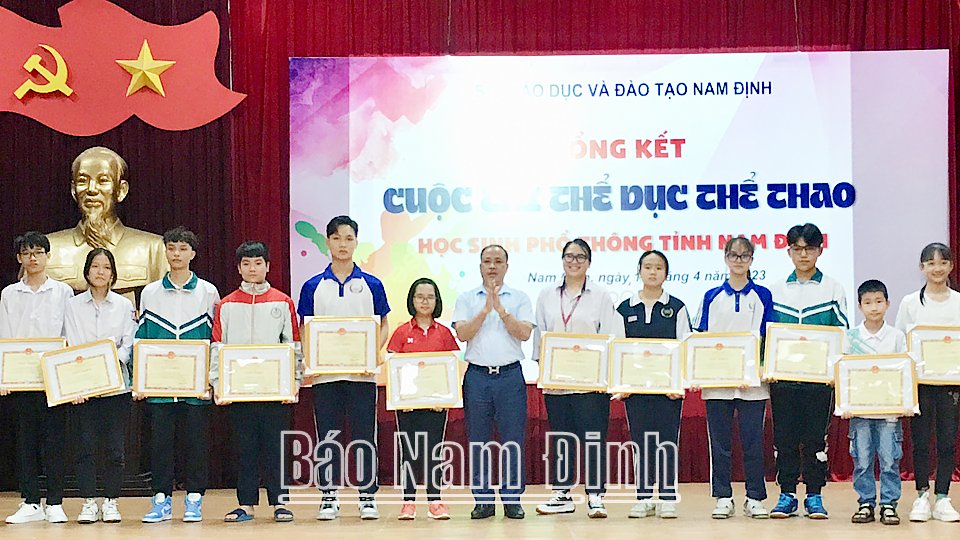 Lãnh đạo Sở GD và ĐT trao Giấy khen cho học sinh đạt giải Nhất tại cuộc thi.