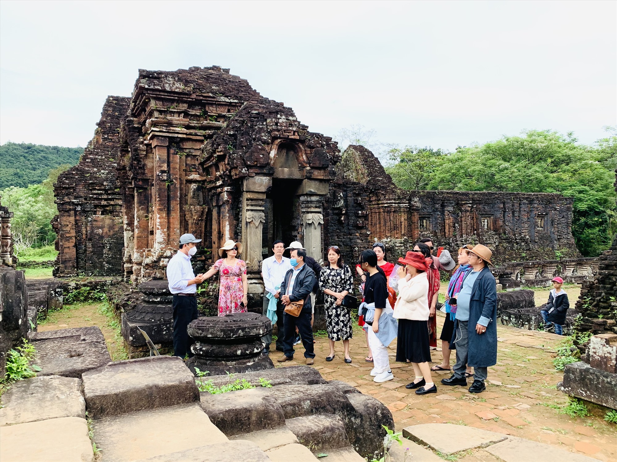 Trong 3 tháng đầu năm 2023, lượng khách du lịch đến tham quan Mỹ Sơn tăng khá mạnh.   Ảnh: L.T