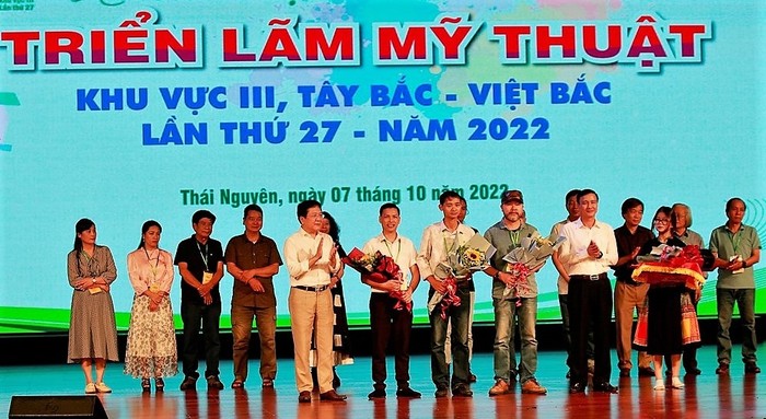 Ban tổ chức trao giải cho các tác giả có tác phẩm xuất sắc tham dự Triển lãm