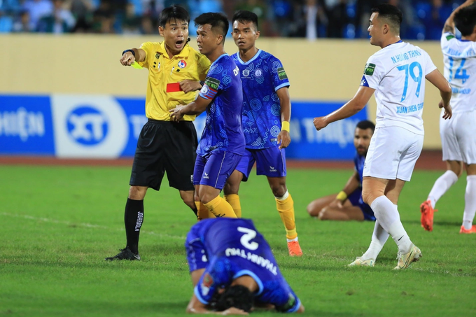 Trọng tài nội mắc sai sót, VFF mời vua áo đen ngoại điều hành V-League - 1