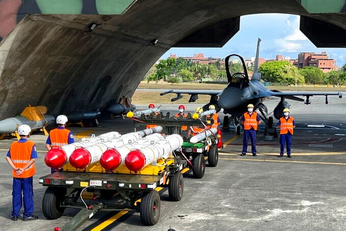 Trung Quốc áp lệnh trừng phạt 2 nhà sản xuất vũ khí hàng đầu của Mỹ - 1