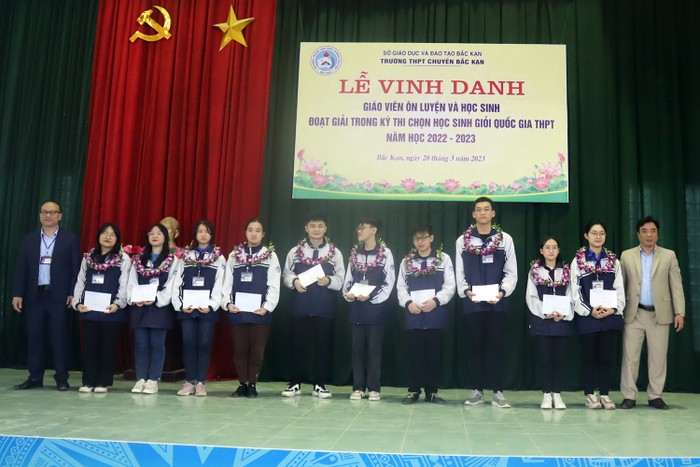 Vinh danh, khen thưởng giáo viên ôn luyện và học sinh đoạt giải quốc gia ảnh 1