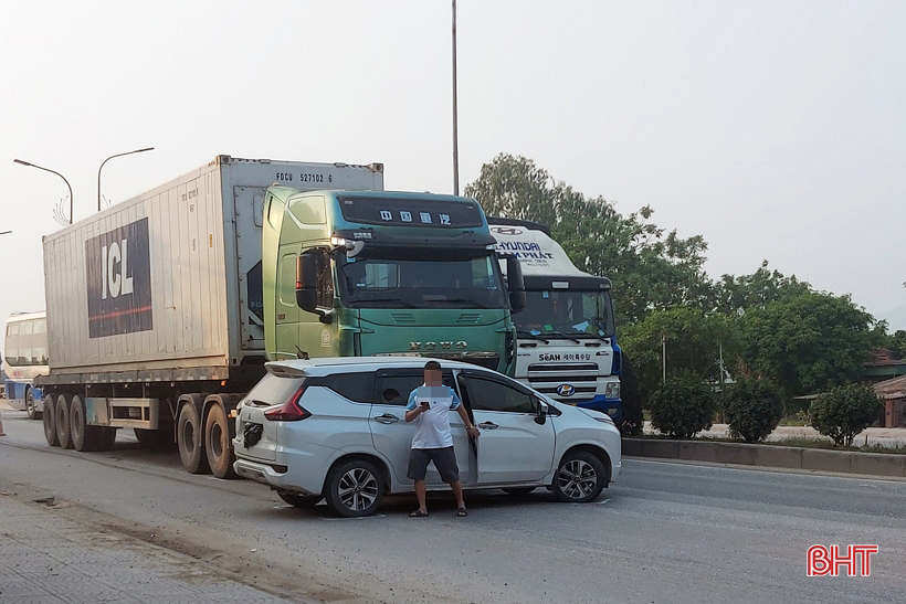 Xe container tông Mitsubishi Xpander xoay ngang trên QL 1 ở Hà Tĩnh