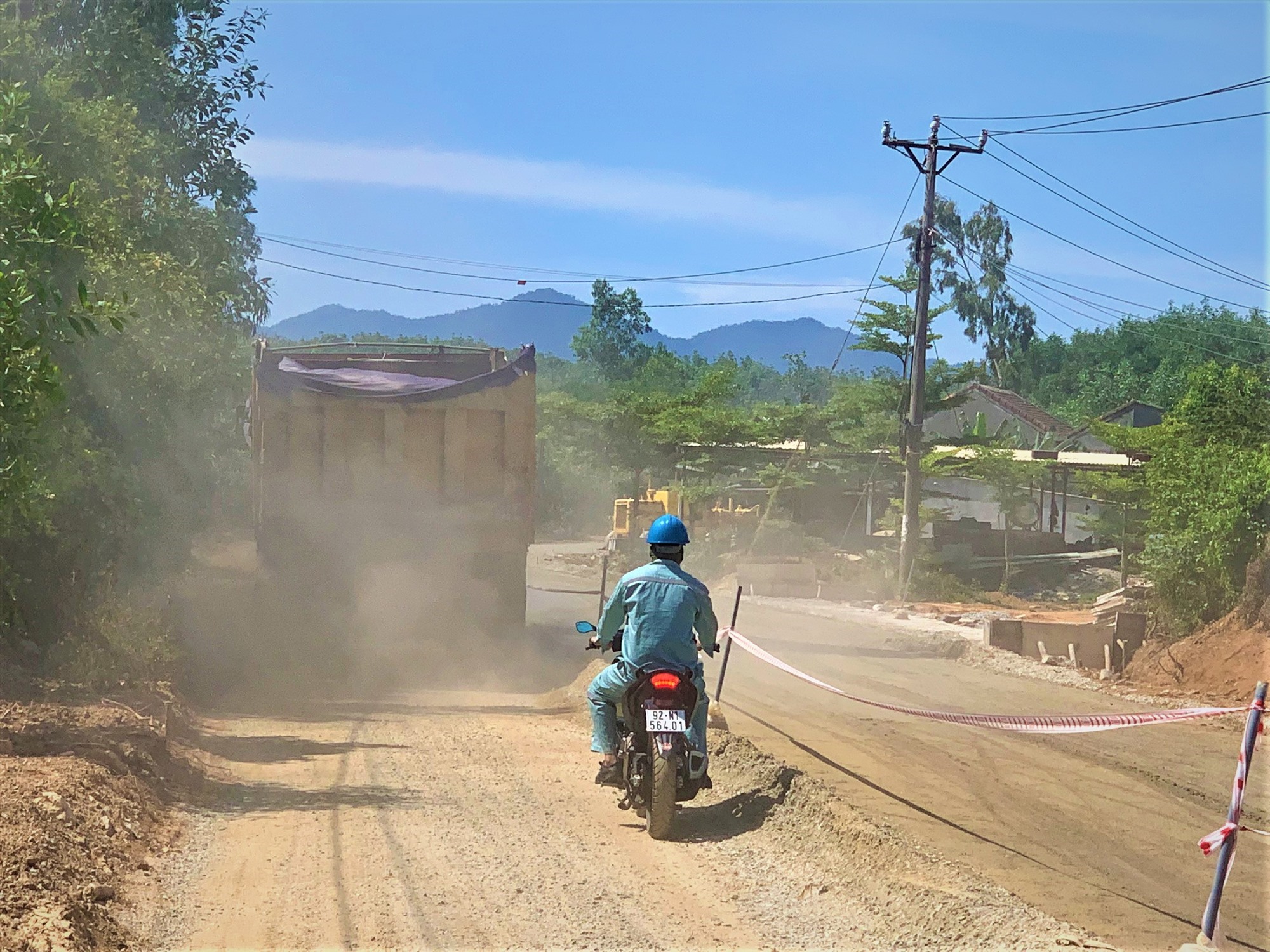 Bụi đất mù mịt ảnh hưởng đến người tham gia giao thông. Ảnh: TN