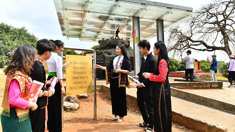 Đoàn viên, thanh niên các dân tộc tìm hiểu di tích lịch sử trên đồi A1. (Ảnh ĐĂNG KHOA)