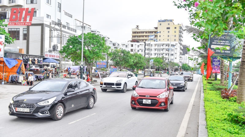 Hàng vạn du khách đổ về Sầm Sơn trong ngày đầu kỳ nghỉ lễ