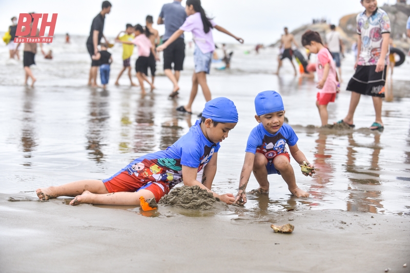 Hàng vạn du khách đổ về Sầm Sơn trong ngày đầu kỳ nghỉ lễ