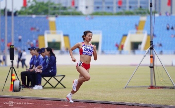 Nguyễn Thị Oanh thi chạy 1.500m tại SEA Games 31. Ảnh: Phạm Chiểu