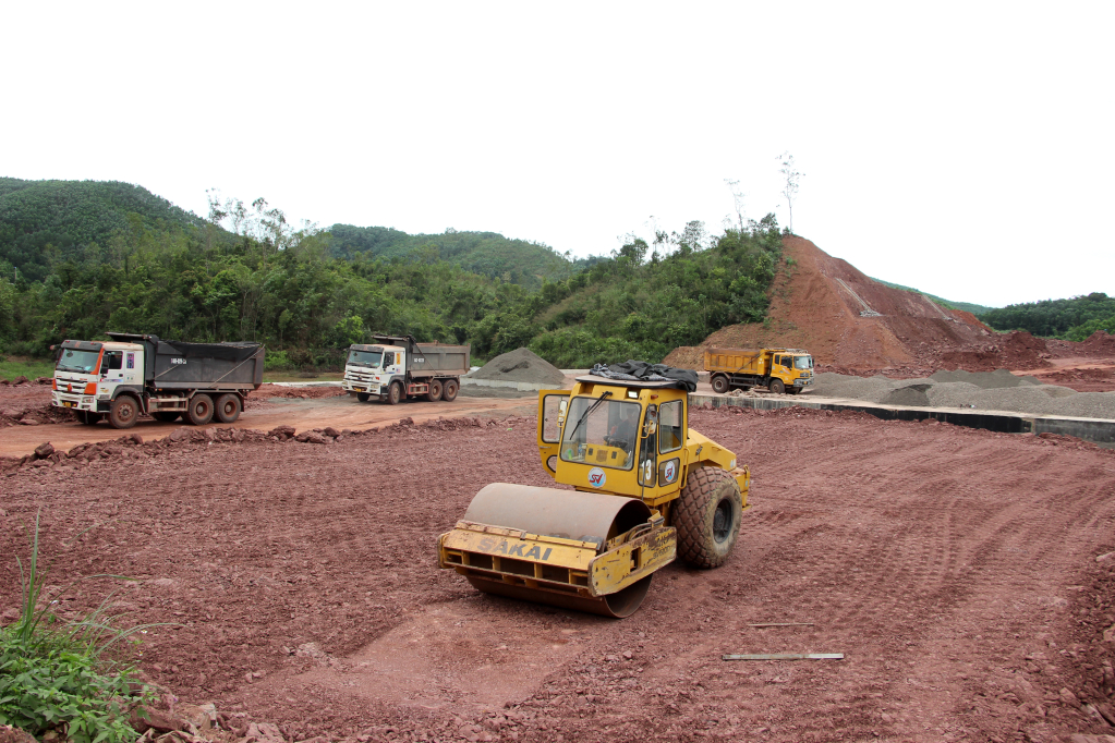 Đơn vị nhà thầu huy động trang thiết bị máy móc, kỹ thuật thi công tuyến đường nối từ cầu Vân Đồn 3 đến khu tái định cư xã Đoàn Kết (giai đoạn 1). Ảnh: Mạnh Trường