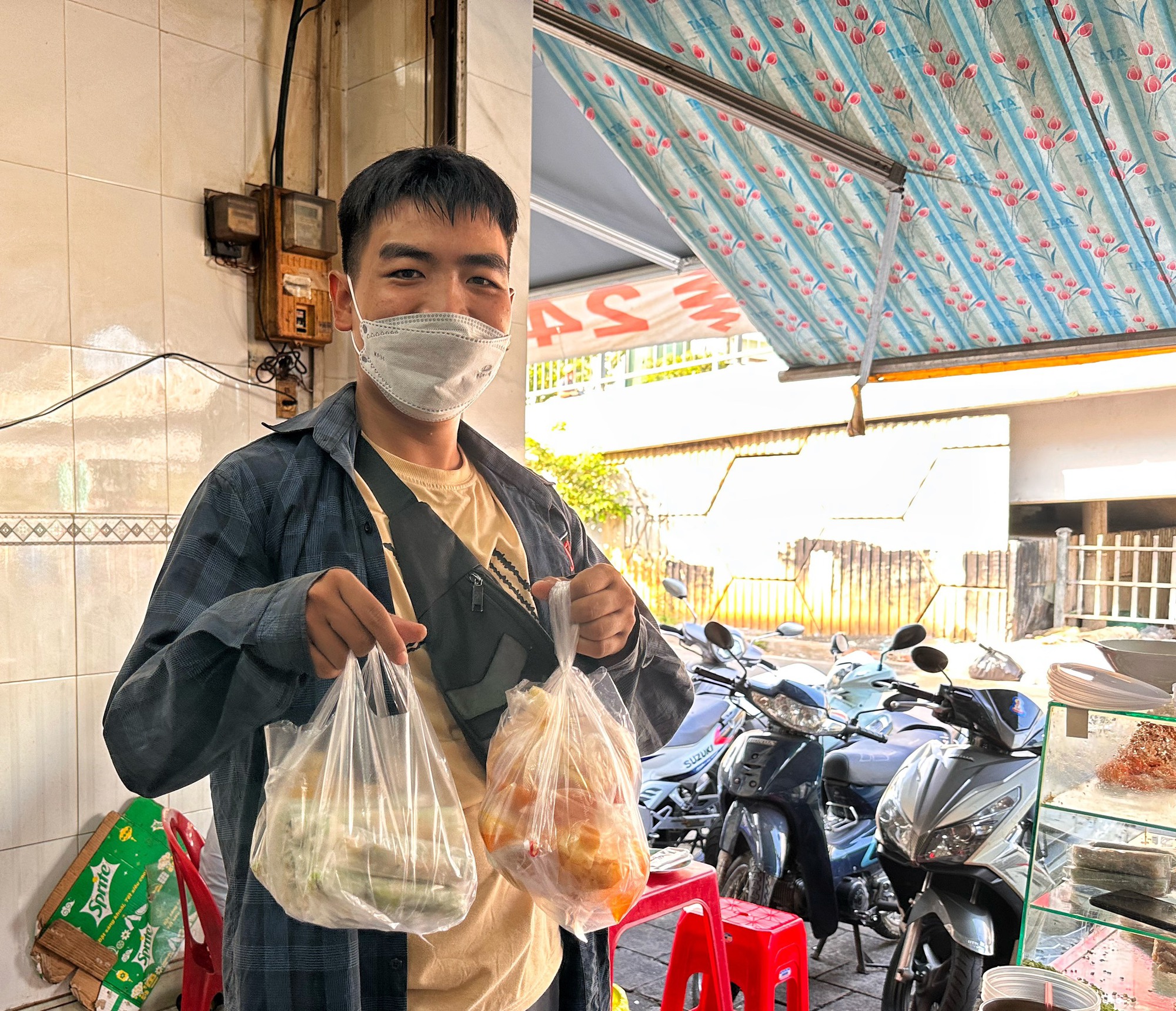 Quán bánh canh cua ‘không có nhân viên' 40 năm… ‘bỏ bùa' khách ở TP.HCM - Ảnh 8.