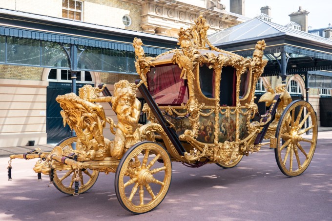 Cỗ xe ngựa vàng Golden State tại Cung điện Buckingham, London, ngày 6/5/2022. Ảnh: AFP