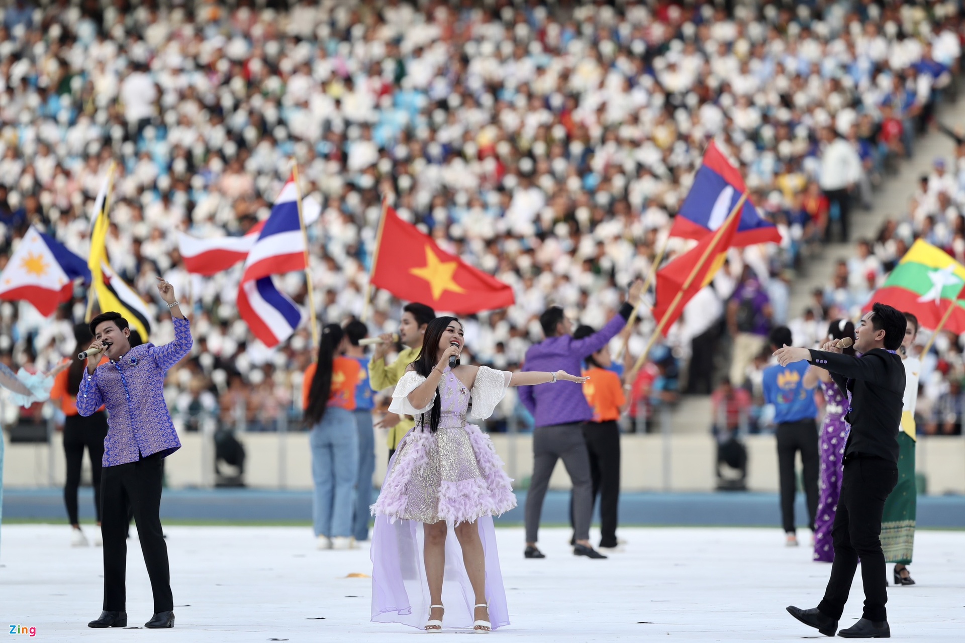 Đoàn thể thao Việt Nam được chào đón ở lễ khai mạc SEA Games 32