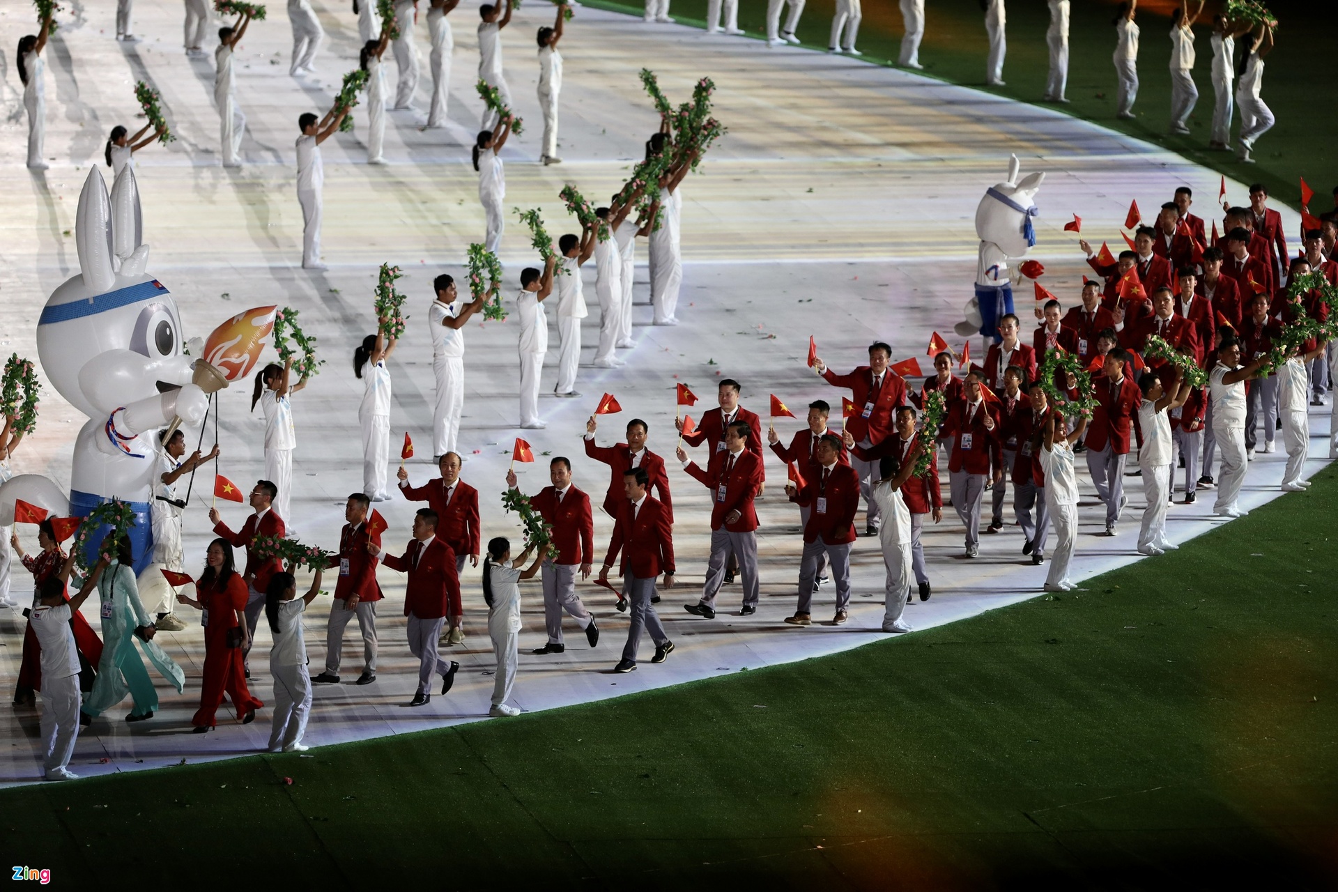 Đoàn thể thao Việt Nam được chào đón ở lễ khai mạc SEA Games 32