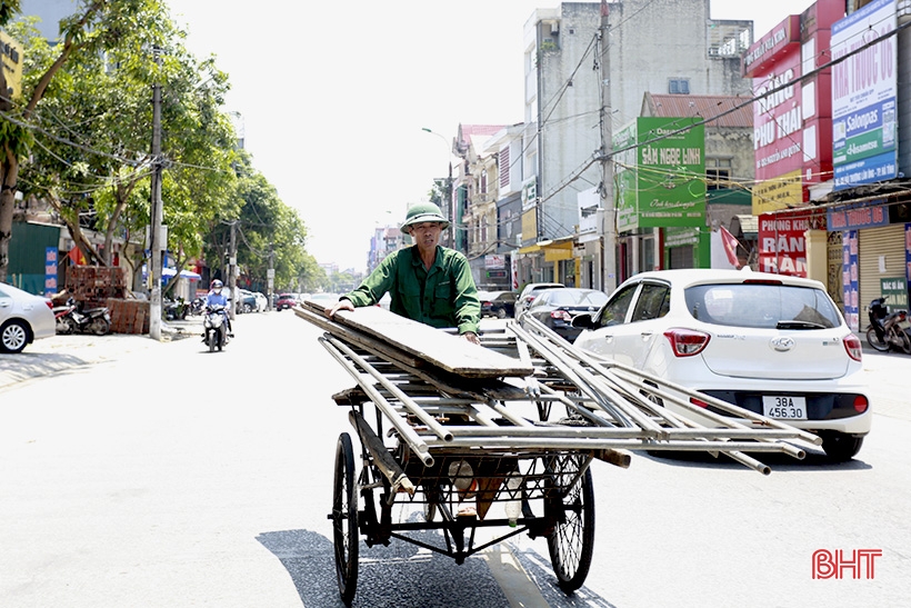 Vất vả chống chọi nắng nóng gay gắt ở đô thị trung tâm Hà Tĩnh