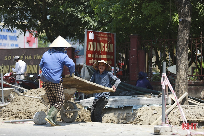 Vất vả chống chọi nắng nóng gay gắt ở đô thị trung tâm Hà Tĩnh