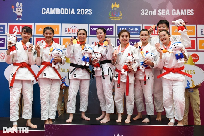 Nón quai thao, khăn mỏ quạ xuất hiện trong phần thi võ thuật SEA Games 32 - 4