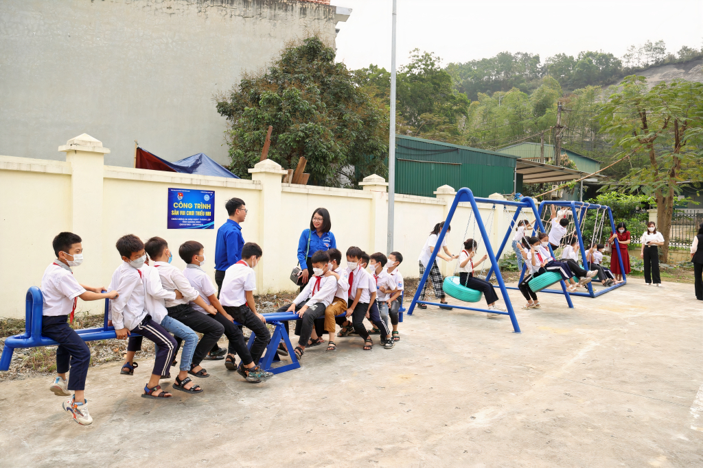 Thiếu nhi hào hứng tham gia hoạt động tại sân vui chơi trên địa bàn xã Vũ Oai (TP Hạ Long) - Công trình sân vui chơi doThành Đoàn Hạ Long phối hợp với Trường Tiểu học Quang Trung thực hiện.