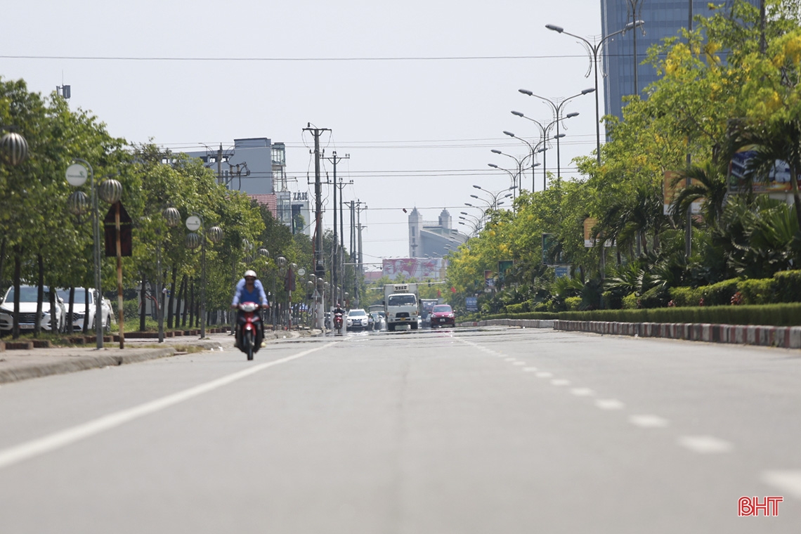 Hà Tĩnh nóng nhất từ đầu mùa, mặt đường xuất hiện ảo ảnh