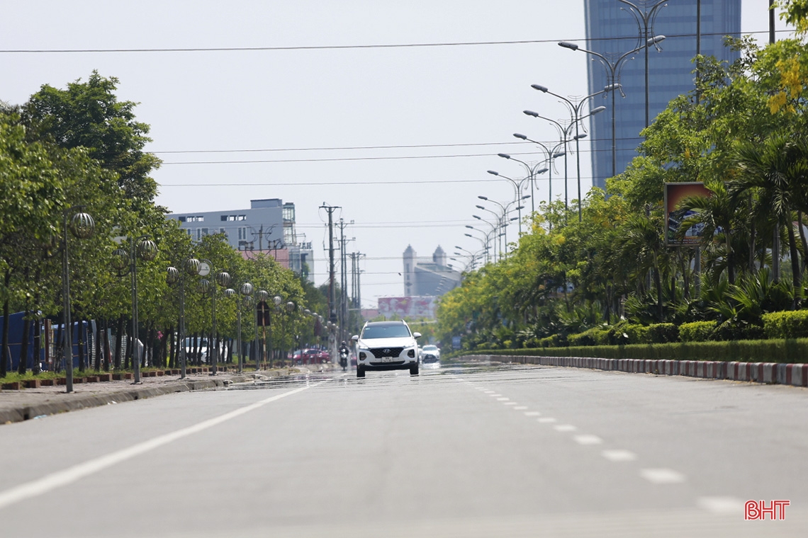 Hà Tĩnh nóng nhất từ đầu mùa, mặt đường xuất hiện ảo ảnh