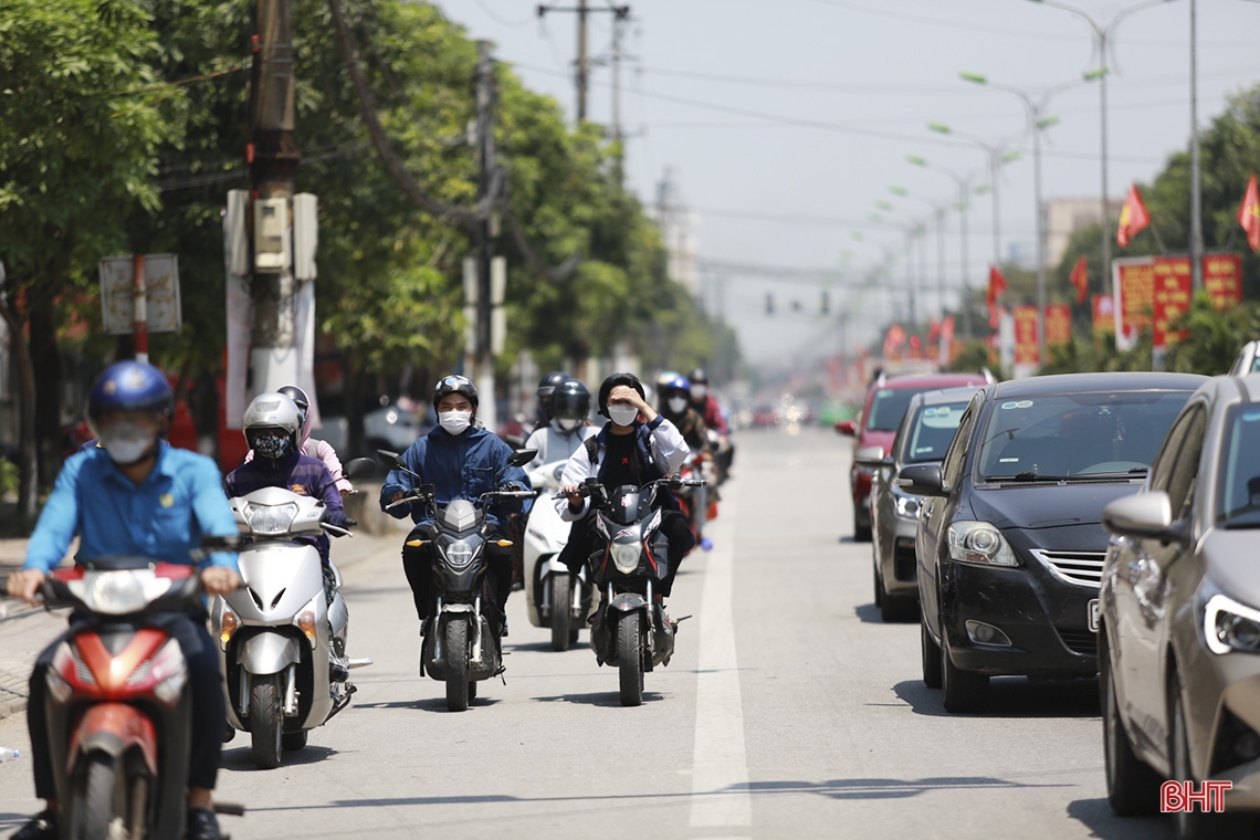 Hà Tĩnh nóng nhất từ đầu mùa, mặt đường xuất hiện ảo ảnh